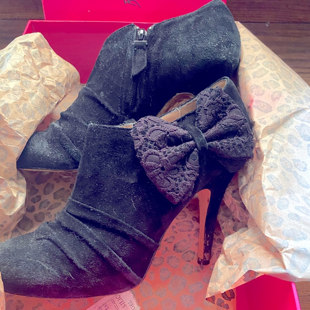 Betsey Johnson - Black Suede booties